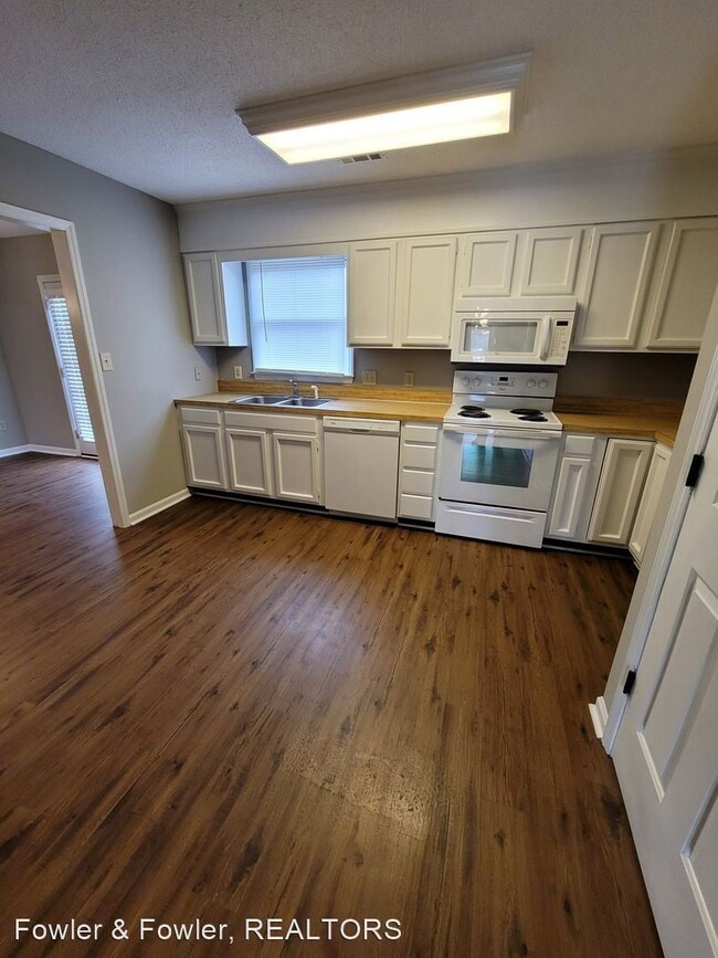 Building Photo - 3 br, 2.5 bath House - 4913 Country Court