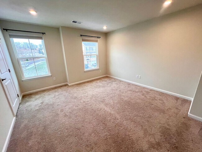 Building Photo - Stunning 3 bedroom, 2.5 bathroom End unit ...