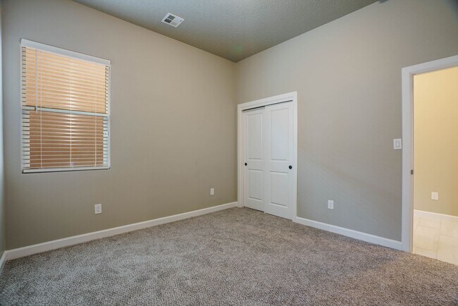 Building Photo - 3289 Oakmount Dr SE