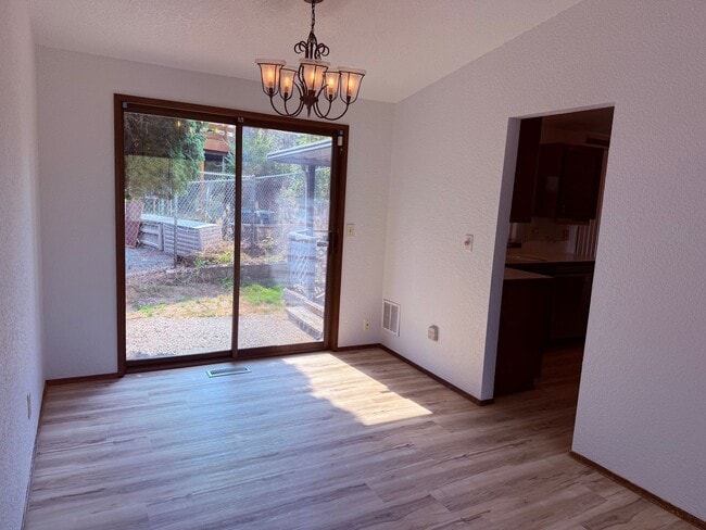 Building Photo - Large 3 BR 2.5 Bath Fenced Yard New Carpet...