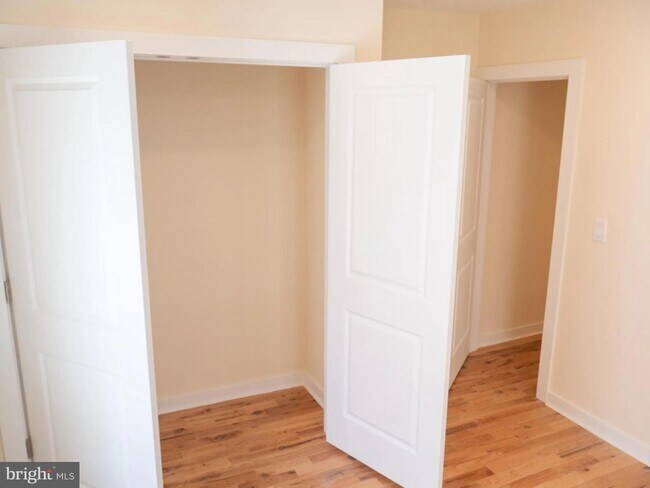 Building Photo - 1732 W Girard Ave