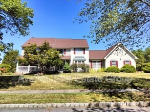 Building Photo - 11 Endicott Ln