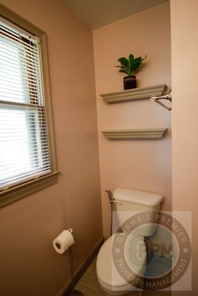 Building Photo - Convenience & Style: Your 3-Bed, 2-Bath Om...