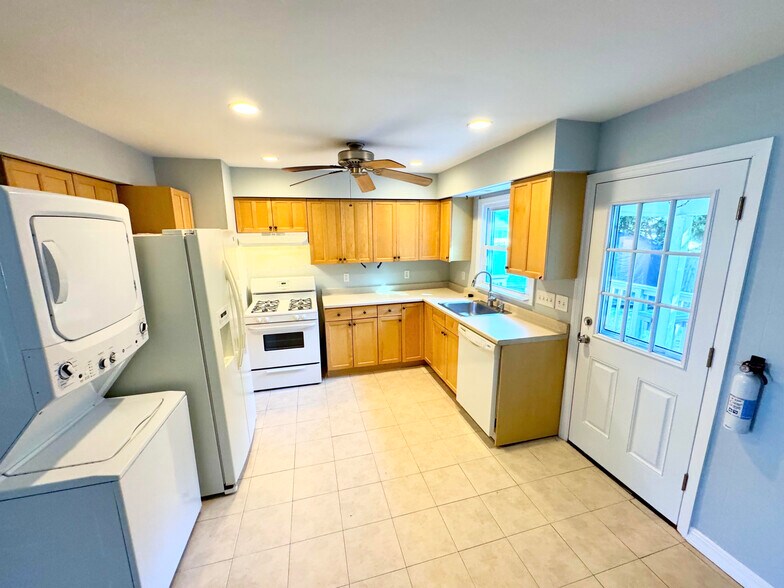 Building Photo - 1142 Roe Avenue