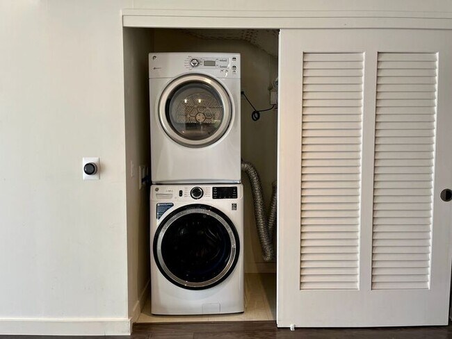 Building Photo - Symphony Honolulu: 2 Bed, 2 Bath w/ 2 Park...