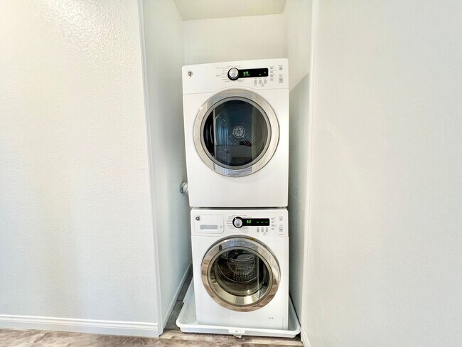 Building Photo - Stunning 2 bed/2 bath condo in the desirab...