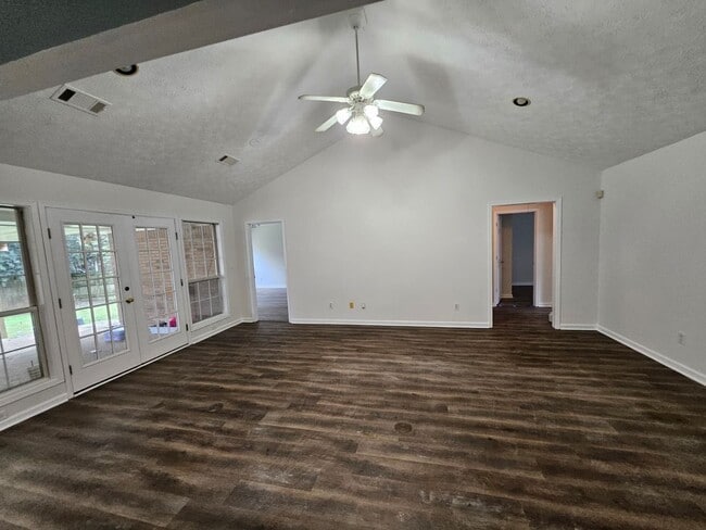 Building Photo - For rent 3 bedroom, 2 bath home