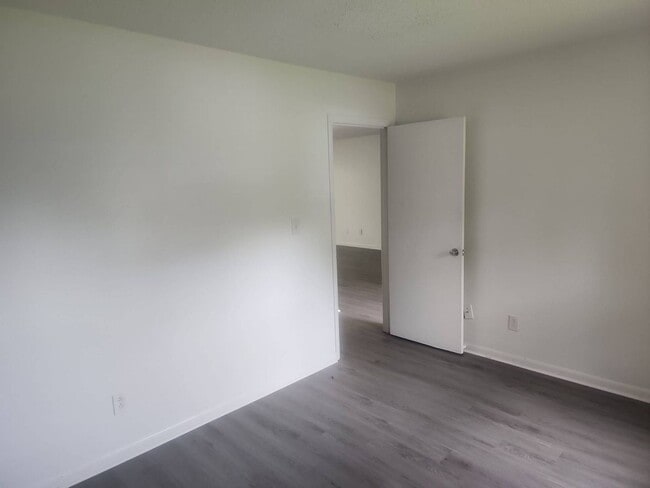 Building Photo - 2 Bedroom 2 Bathroom Duplex