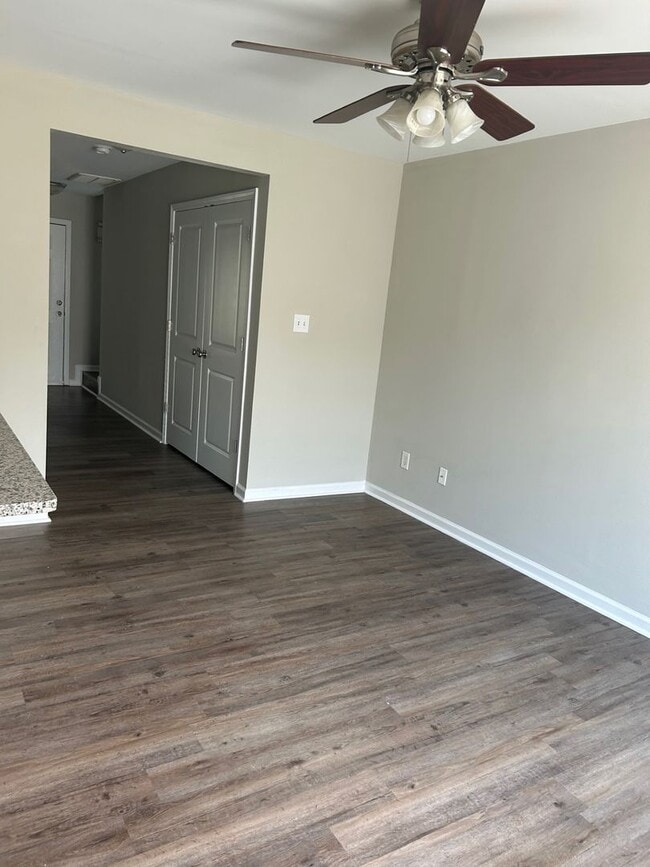 Building Photo - 3 bedroom/ 3 bathroom Townhouse
