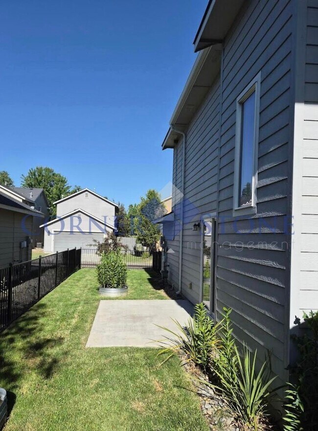 Building Photo - Great home in central location!