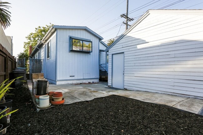 Building Photo - Remodeled 3bed 2 bath Single Family home