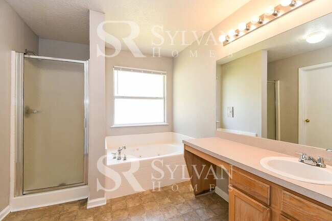 Building Photo - This charming home is move-in ready