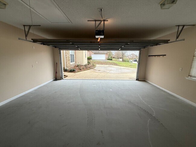 Building Photo - ** 4 Bed 3 Bath located in Deer Creek ** Call our self showing number to schedule a tour 334-366-...