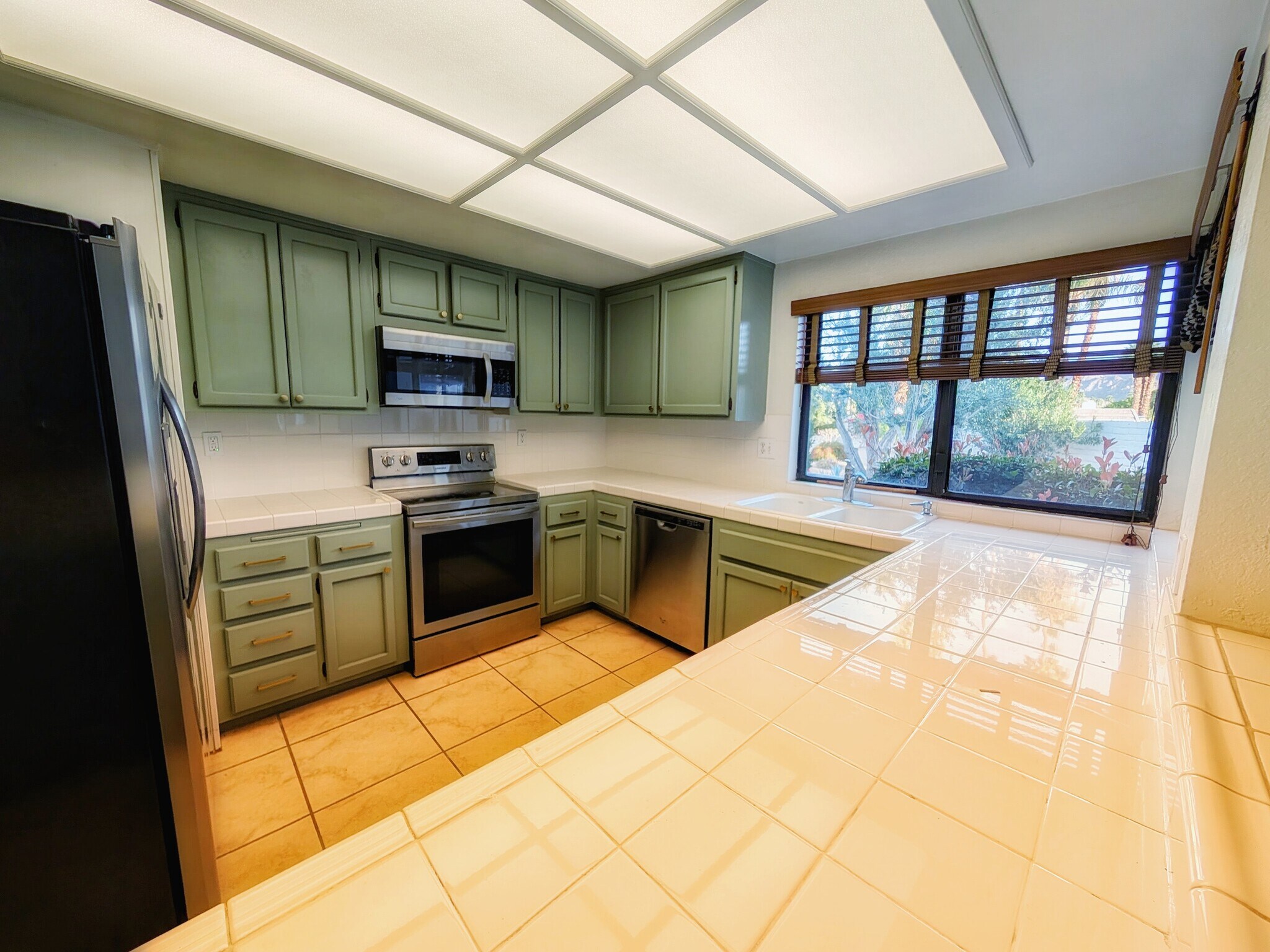 Ample kitchen with stainless steel appliances - 45390 Driftwood Dr