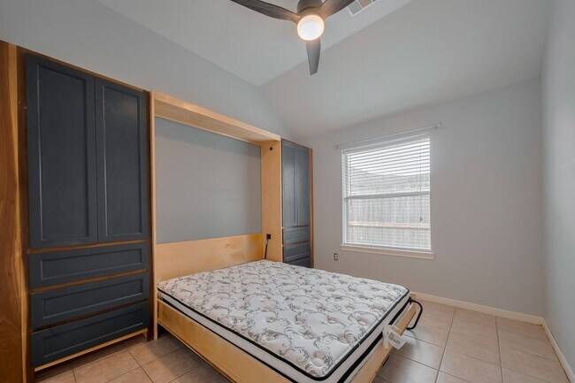 Building Photo - 311 N Esplanade Ln