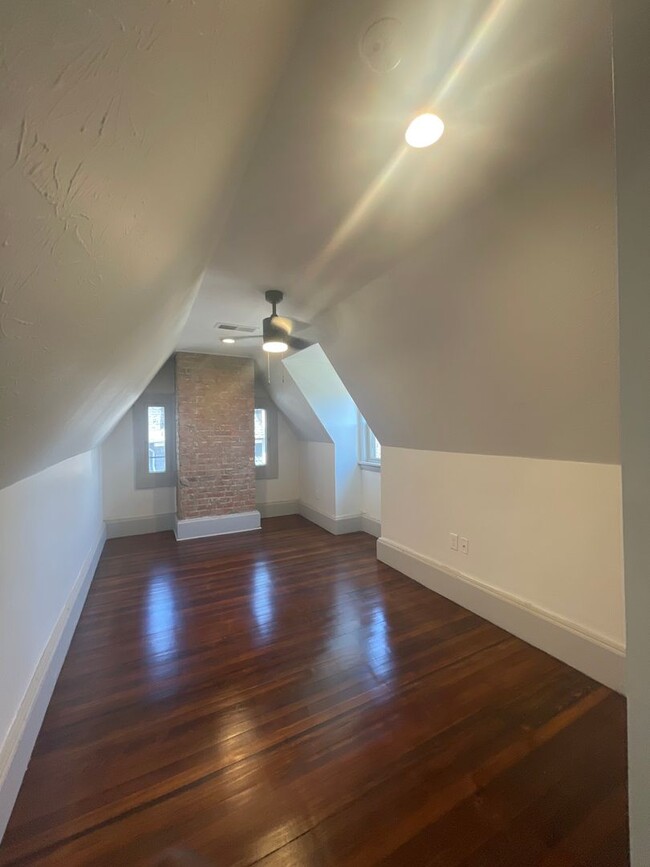 Building Photo - Beautiful Victorian One Bedroom Suites