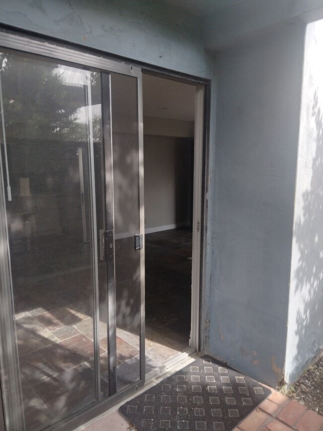 Building Photo - 3331 Dickens St