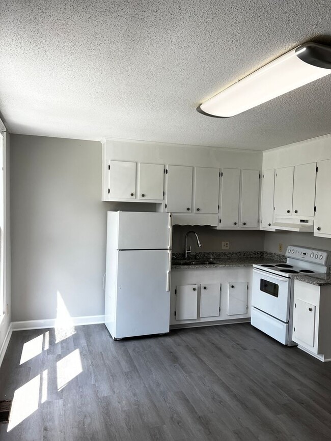 Primary Photo - Newly Renovated 1 Bed/1 Bath Quadplex in C...