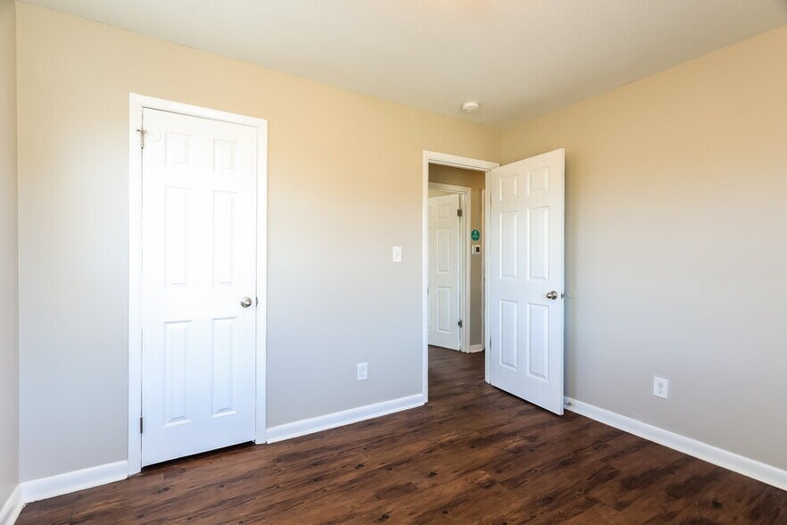 Building Photo - 909 Country View Dr NE