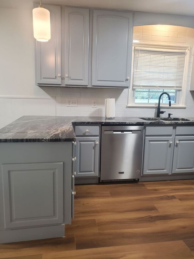 Building Photo - Newly Renovated 3 bedroom Single Family Ho...