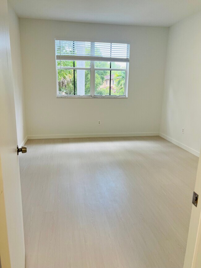 Building Photo - 4914 White Mangrove Way E