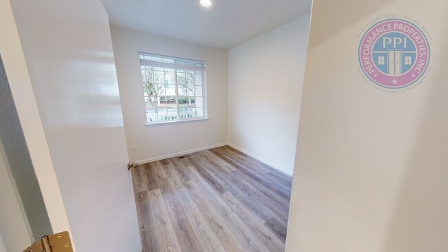 Building Photo - Happy Valley !! Updated Beatiful Townhome!...