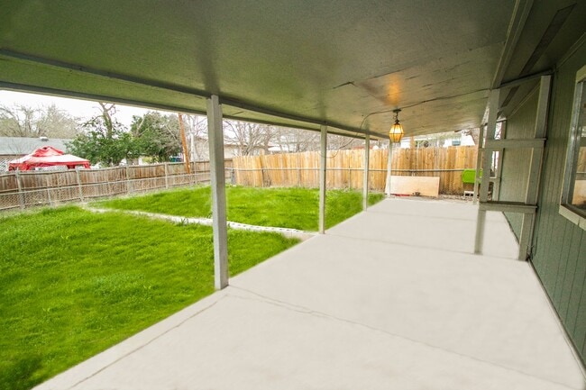 Building Photo - Your Family Home Near Dowtown