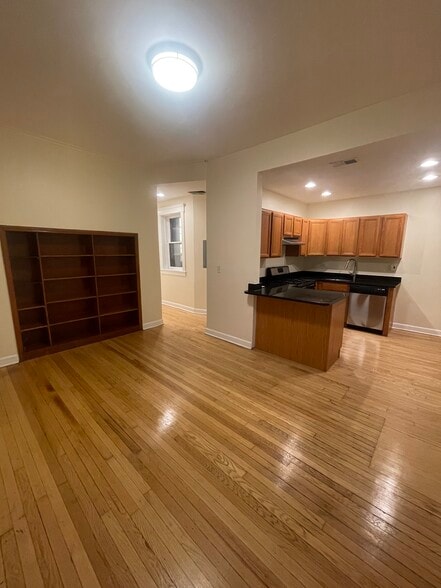 Building Photo - 5120 N Kenmore Ave