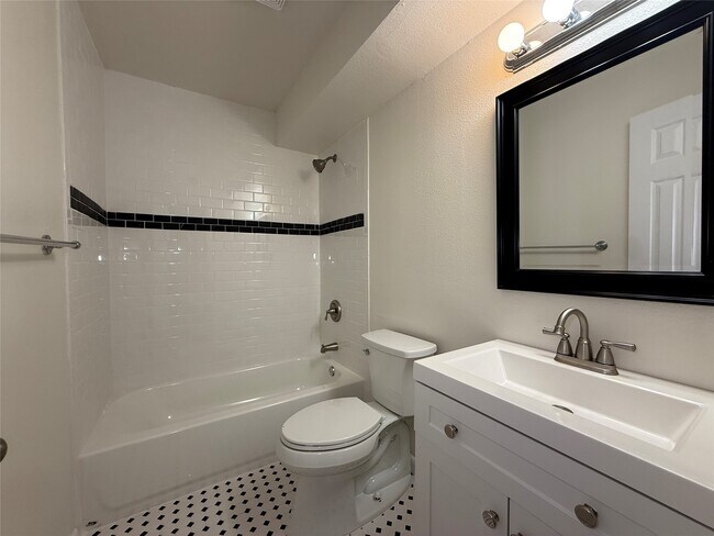 Building Photo - 1530 Heights Blvd