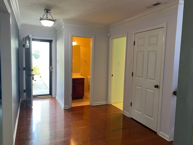 Building Photo - Knoxville 37931 - 4 bedroom, 2.5 bath home - Contact Susan Calabrese (865) 591-9204