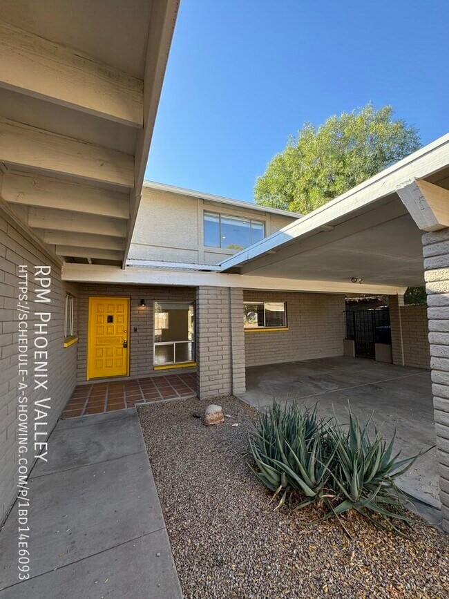 Building Photo - Spacious 2 Story with double primary bedro...