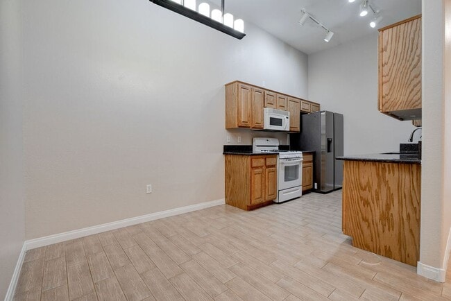 Building Photo - 2305 W Horizon Ridge Pkwy