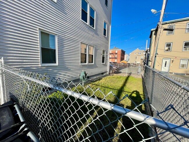 Building Photo - 18 Messenger St