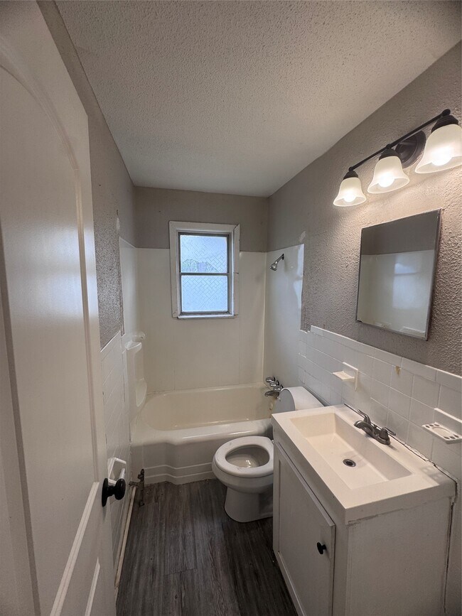 Building Photo - 1610 Mystic St