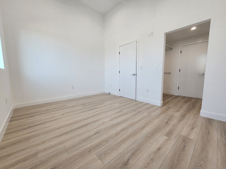 Building Photo - 6061 Fulton Ave