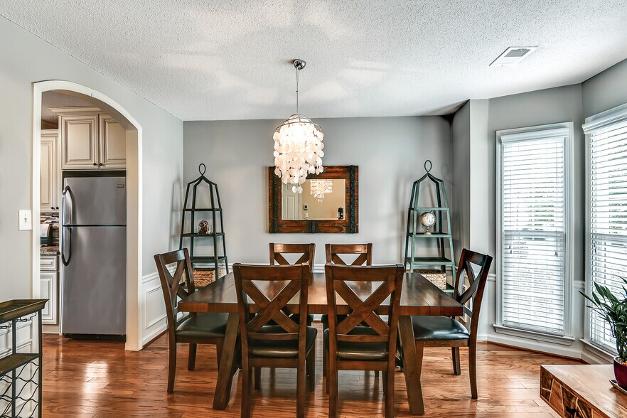 Building Photo - 6165 Pattingham Dr