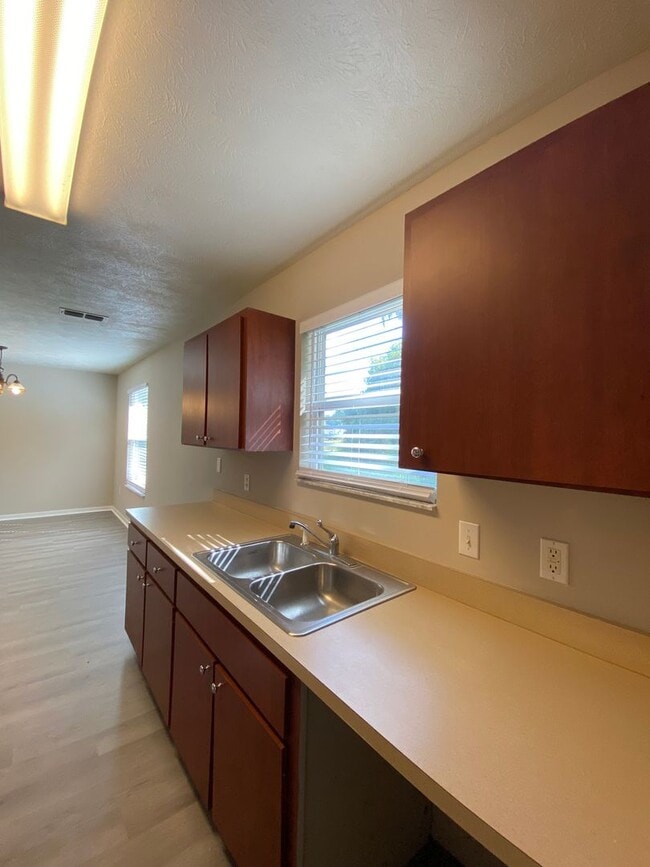 Building Photo - Cannot be shown until MAY!!!Great Home in quiet Belleview Neighborhood 3/2/1 - ***Won't Last***