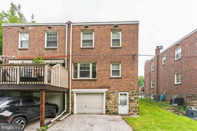 Building Photo - 4927 Woodland Ave