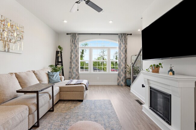 Building Photo - 4915 Crest View Dr