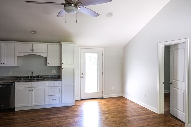 Building Photo - Charming 3/2.5 House with Lawn Care included!