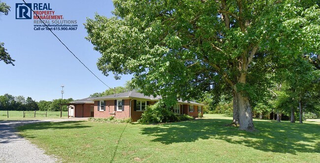 Building Photo - All Brick 3bd 2ba home with attached garage on a large lot!