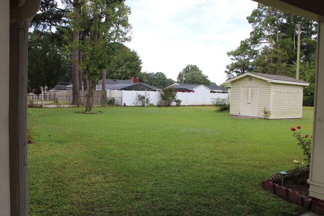 Building Photo - 1705 Hillcrest Dr W