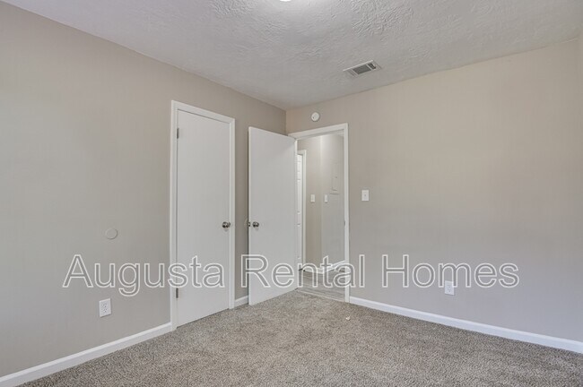 Building Photo - 150 Conifer Dr