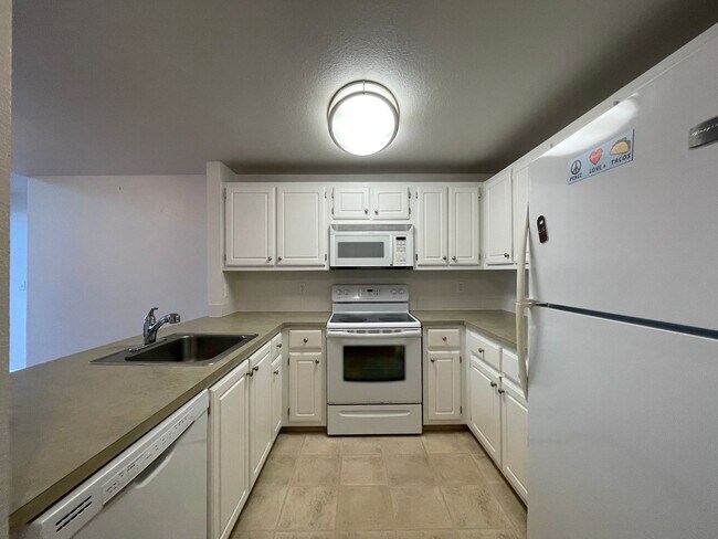 Building Photo - 2Bd/2Ba in Bethany Condo with Garage ~ Washer/ Dryer in Unit ~ Top Floor ~ Community Pool!!!