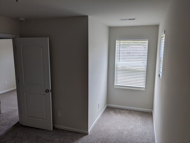 Building Photo - 3-Bedroom End Unit Townhome w/ Garage-Salisbury