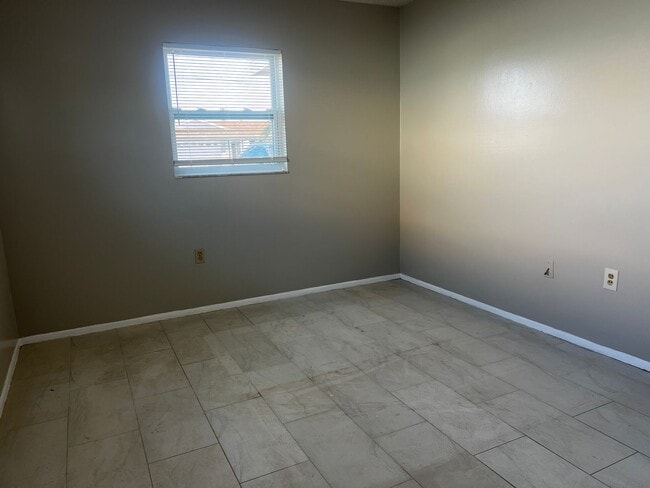 Building Photo - 2BD/1BA/Single carport - Venice