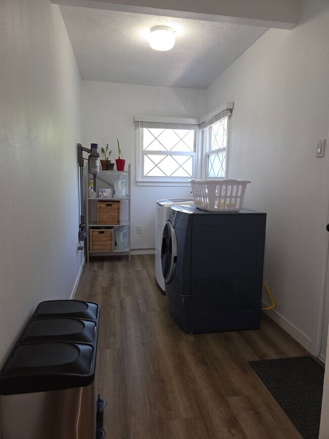 Building Photo - Mid-town Ventura 3 Bedroom 2 bath single level home