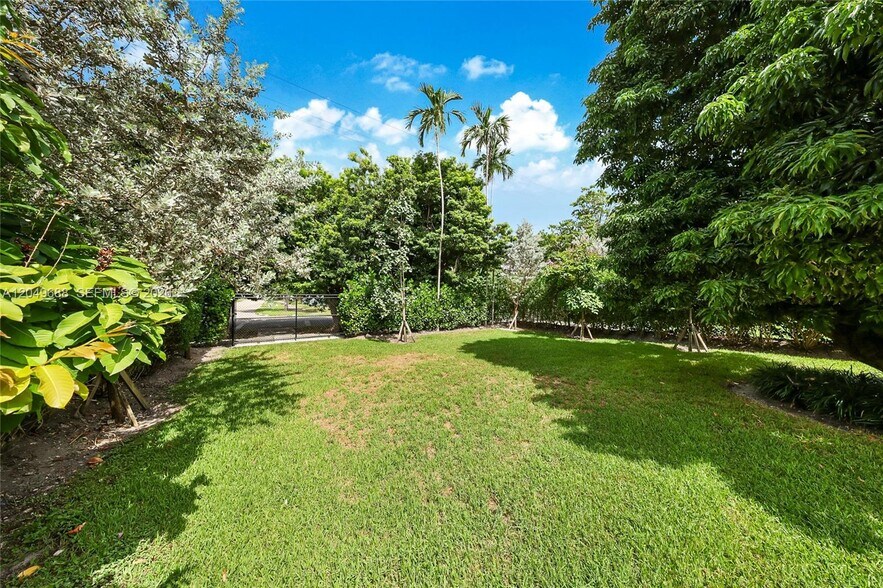 Building Photo - 180 SW 38th Ct
