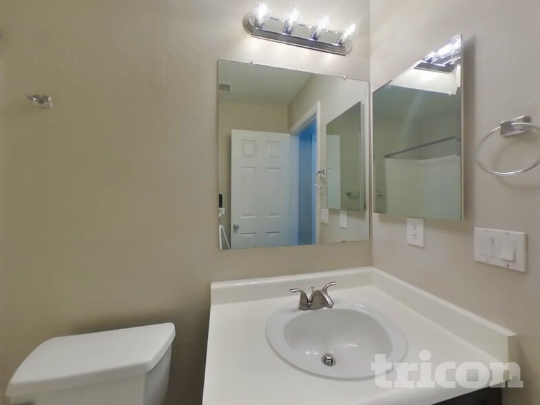 Building Photo - 3326 W St Anne Ave