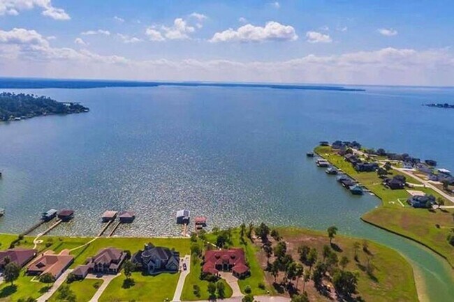 Building Photo - The home is a 1 story, 2 car garage 3 bedrooms, 2 full baths. Open floor plan from the kitchen ar...